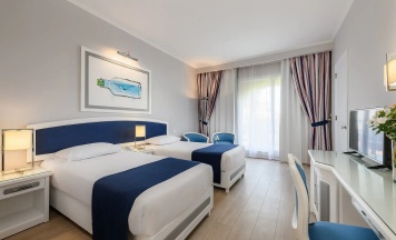 Трёхместный номер Superior с видом на сад в Desert Rose Resort