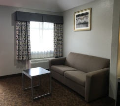 Четырёхместный номер Deluxe двуспальная кровать в Camelot Inn & Suites Veterans Memorial NW Houston