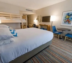 Четырёхместный номер корпус 1 с видом на город в Howard Johnson by Wyndham Anaheim Hotel and Water Playground