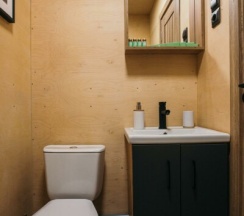 Глэмп №1 с видом на деревья и залив в Vyborg Bay