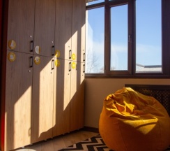 Кровать в общем номере с красивым видом из окна в People Hostel & Suites