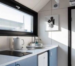 Белый дом с чаном в окружении леса в Timeless