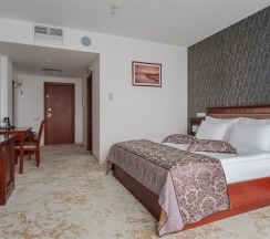 Стандарт Улучшенный с двуспальной кроватью с видом на Волгу в Marins Grand Hotel Астрахань