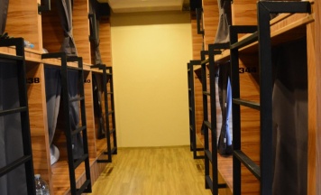 Капсула с балконом и с красивым видом из окна в Fin Hostel Co Working
