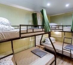 Мужской номер на 8 человек с ванной комнатой. Нижнее место (ширина 120 см.) в Nice hostel Crocus