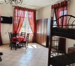 Кровать в 8-местном общем номере в Гостевой дом