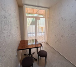 Двухместные апартаменты с красивым видом из окна двуспальная кровать в Мелис