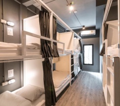 Кровать в общем номере в The Cocoon Hostel