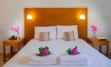 Двухместный люкс c 1 комнатой с видом на бассейн 2 отдельные кровати в Louis Althea Beach Hotel