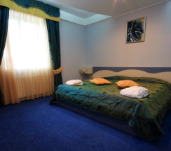 Люкс с балконом в Golden Dragon Hotel & Spa