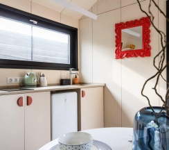 Персиковый дом с камином и с чаном в окружении леса в Timeless