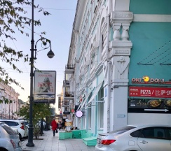 Номер стандарт с 1 односпальной и 1 двуспальной кроватью (с балконом) (общие удобства) в ВладСтар Инн