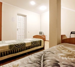 Кровать в общем номере с красивым видом из окна в Атлантида