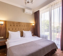 Номер первой категории  "Улучшенный люкс с балконом" в Mari