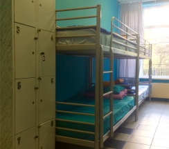 Общий десятиместный мужской номер в 7skyhostel