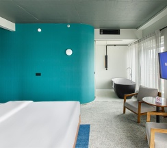 Номер Suite с двуспальной кроватью и диваном в Novotel Vladivostok