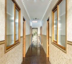 Cемейный номер с собственной ванной комнатой ( окно в коридор) в Guest house city center