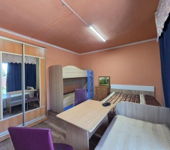 Комната стандарт с 2 односпальными и 1 двуспальной кроватью в ЭтноДом Тюрк