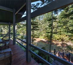 Шале на берегу вулканической реки в Кунашир резорт и СПА