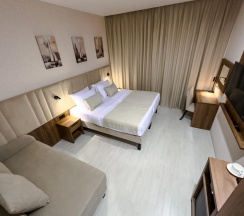 Комната улучшенная с 1 односпальной и 1 двуспальной кроватью в Дворец Солнца