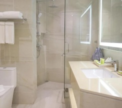 Семейный люкс Plus Outdoor Bathtub с 2 комнатами в Wyndham Garden Naithon Phuket