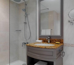 Двухместный номер Superior с видом на город двуспальная кровать в Armenia Marriott Hotel Yerevan