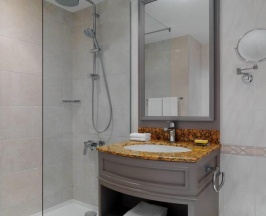 Двухместный номер Corner Executive с балконом и Republic Square View двуспальная кровать в Armenia Marriott Hotel Yerevan