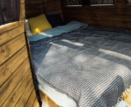 Hippy Yellow в Hippy Hotel