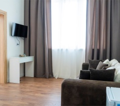 Двухкомнатный номер Люкс на трех-четырех гостей с балконом видом на море (корпус Б) в Оптимист