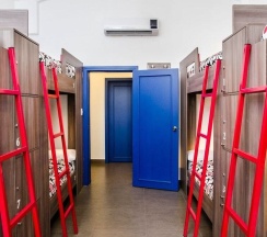 Кровать в общем номере в Tomo Hostel