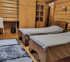 Двухместный номер с раздельными кроватями в деревянном коттедже в Колыба