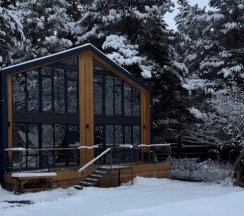 Коттедж с красивым видом из окна в Легенда