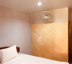 Двухместный номер Standard с видом на сад двуспальная кровать в Baan Kasirin Resort Pattaya Beach