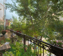 Двухкомнатные апартаменты люкс с балконом и видом на город для 6 гостей в V Hotel&Rooftop lounge