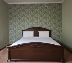 Номер "Делюкс" четырёхместный с двумя двуспальными кроватями в Brut hotel