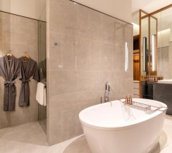 Двухместный люкс Executive с видом на бассейн двуспальная кровать в Villa Deva Resort & Hotel Bangkok