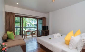 Номер Deluxe с балконом в The Briza Beach Resort Khaolak