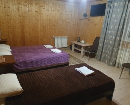 Трехместный делюкс с двухспальной и односпальной кроватью в Myesto