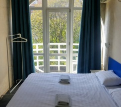 Двухместный номер с с кроватью размера «king-size» и ТВ в ID Hostel