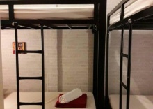 Кровать в общем номере в Bed Bangkok Hostel