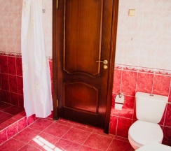 Коттедж с балконом и с красивым видом из окна в Дом под ключ Амра