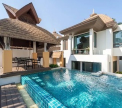 Вилла с балконом и рядом с пляжем в Springfield at Sea Resort & Spa
