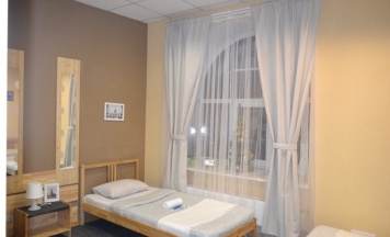 Кровать в трехместной мужской комнате в Likehome