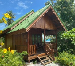 Двухместное бунгало с видом на сад двуспальная кровать в Tharathip Resort