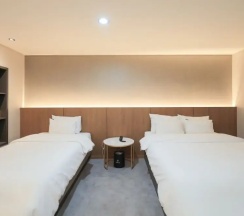 Двухместный номер Deluxe 2 отдельные кровати в Hwaseong Stay13 Hotel