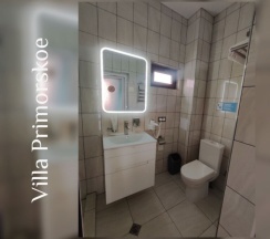 Четырёхместный номер Superior с балконом и с красивым видом из окна в Villa Primorskое