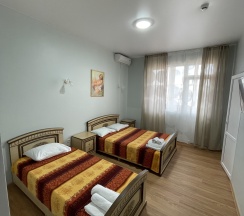 Трехместный номер с двуспальной и односпальной кроватями в Кристина