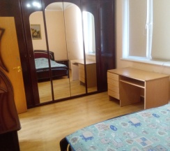 Коттедж с балконом и с красивым видом из окна в Малинка