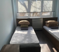 Кровать в общем номере с красивым видом из окна в Свои люди