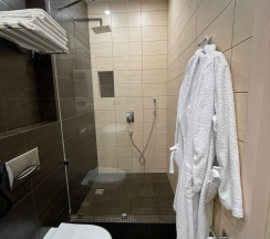 Улучшенный двухместный номер с одной большой двуспальной кроватью в Волна